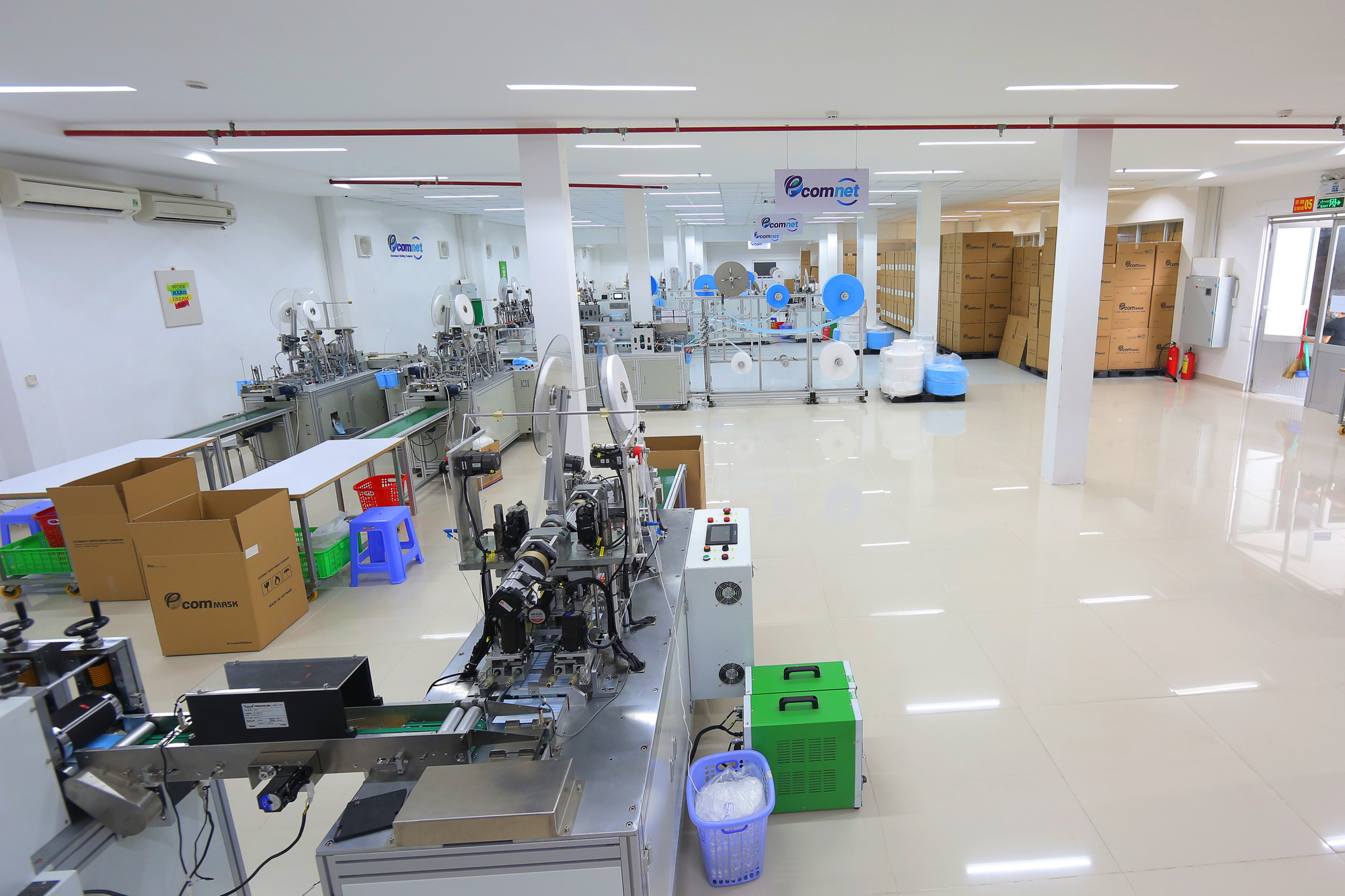 Doanh nghiệp “tay ngang” ở Việt Nam sản xuất khẩu trang cho Bộ Quốc phòng Mỹ - Ảnh 1.