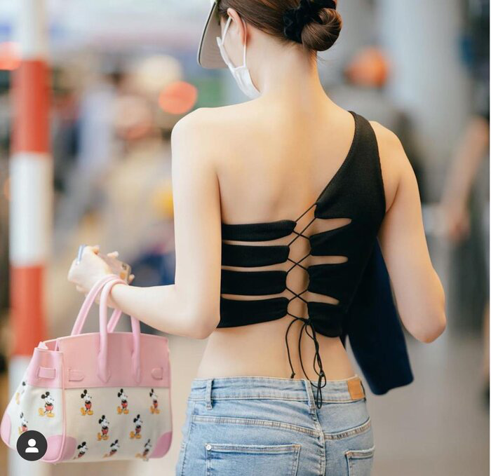 Ngọc Trinh làm náo loạn sân bay với kiểu áo thách thức ánh nhìn - Ảnh 4.