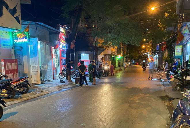 Bắt gặp vợ và người tình vào nhà nghỉ, chồng vung dao đâm 2 người thương vong