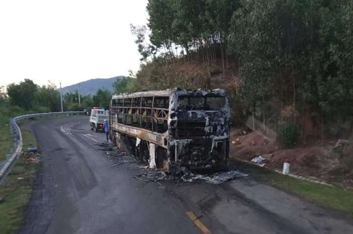 Xe kh&aacute;ch giường nằm ch&aacute;y rụi trong đ&ecirc;m, 40 h&agrave;nh kh&aacute;ch tho&aacute;t nạn - Ảnh 3.