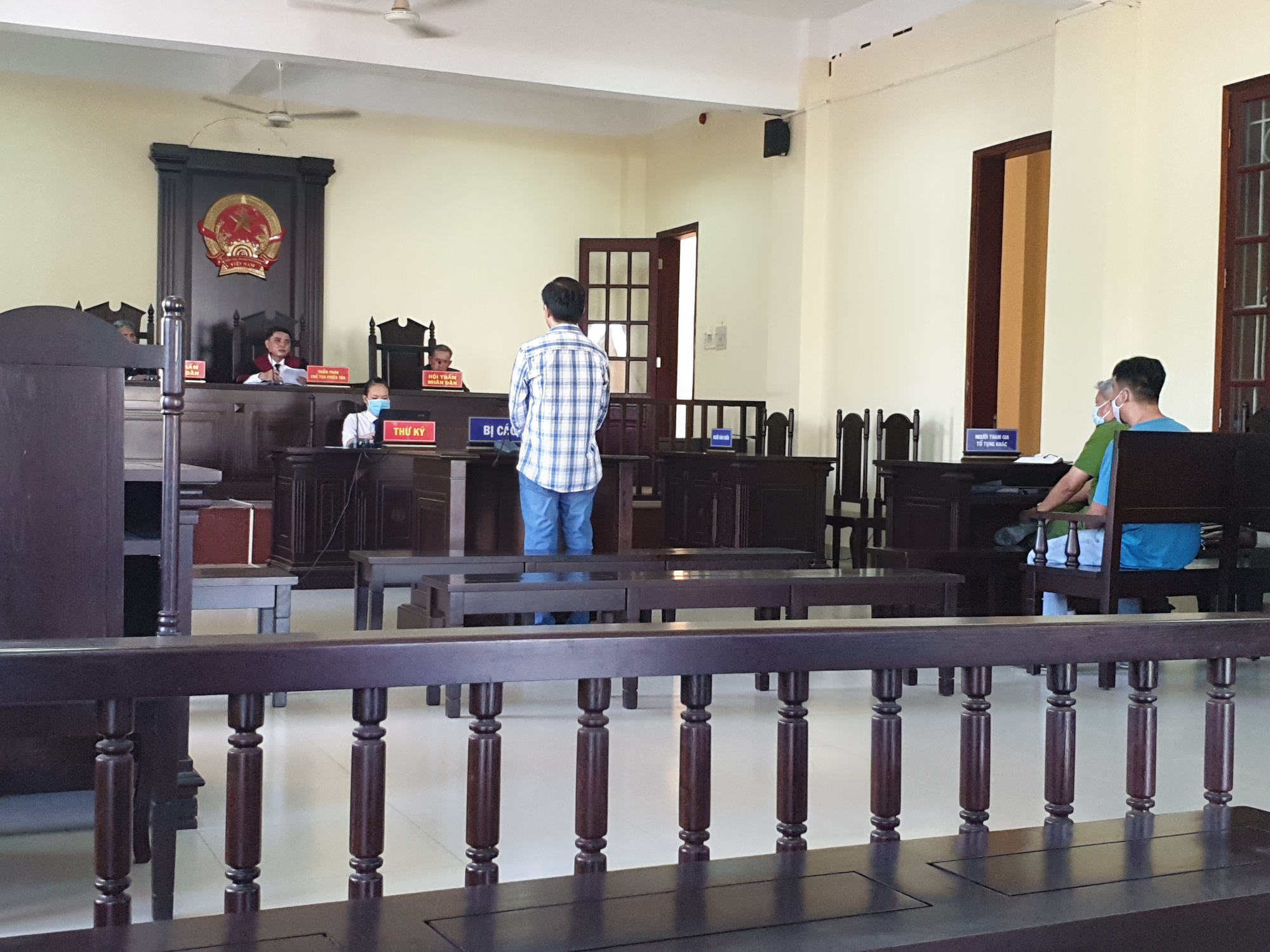 Vẫn chưa ng&atilde; ngũ vụ cảnh s&aacute;t h&igrave;nh sự bắn chết người tại trường g&agrave; - Ảnh 1.