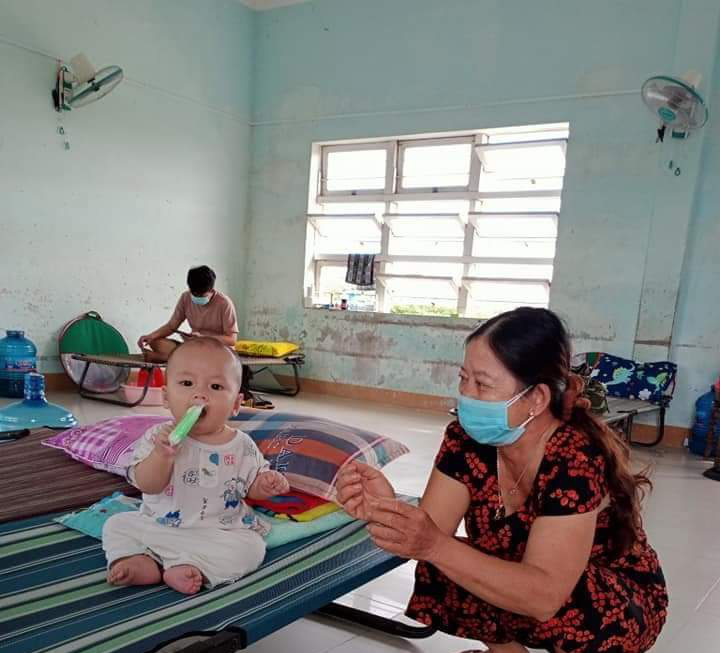 VÌ TUYẾN ĐẦU CHỐNG DỊCH COVID-19: Đi cách ly cùng mẹ - Ảnh 1.