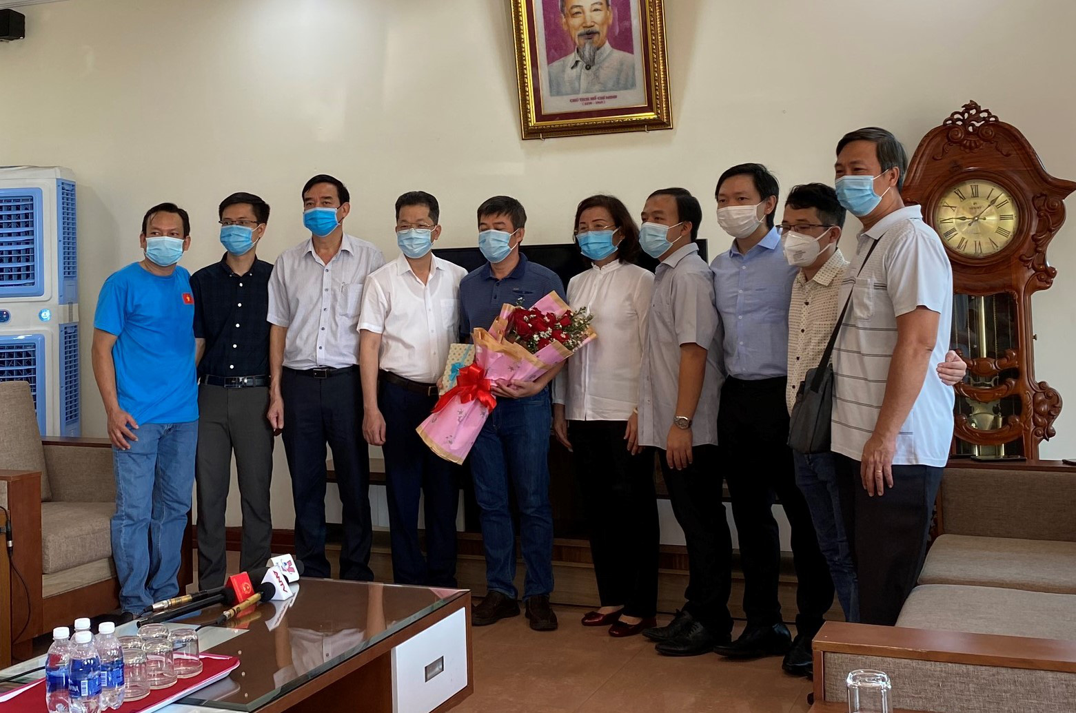 Xúc động giây phút chia tay đoàn y, bác sĩ Bệnh viện Chợ Rẫy rời Đà Nẵng - Ảnh 1.