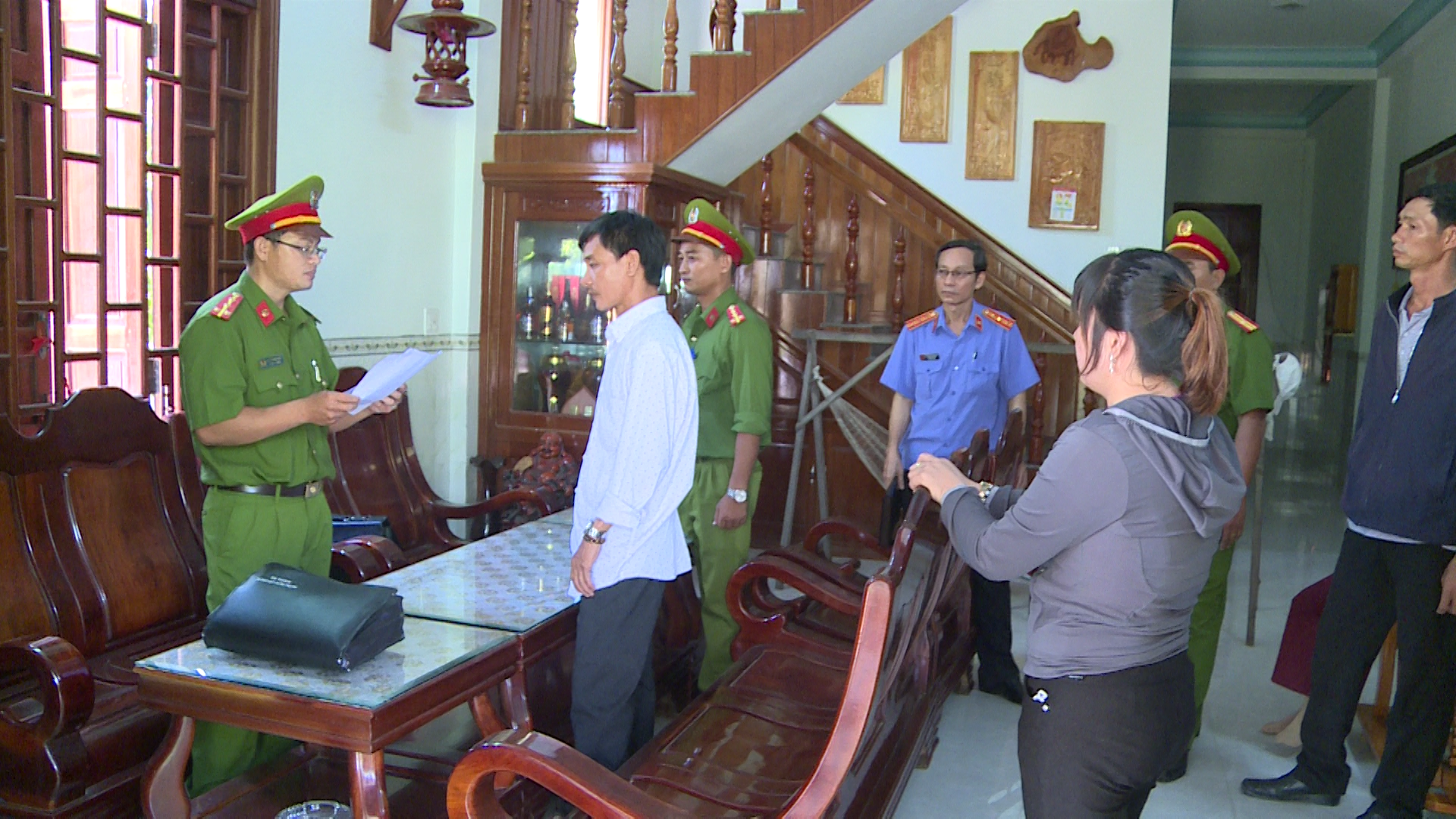 Phú Yên: Bắt tạm giam nhóm cán bộ cấu kết làm sổ đỏ trái luật