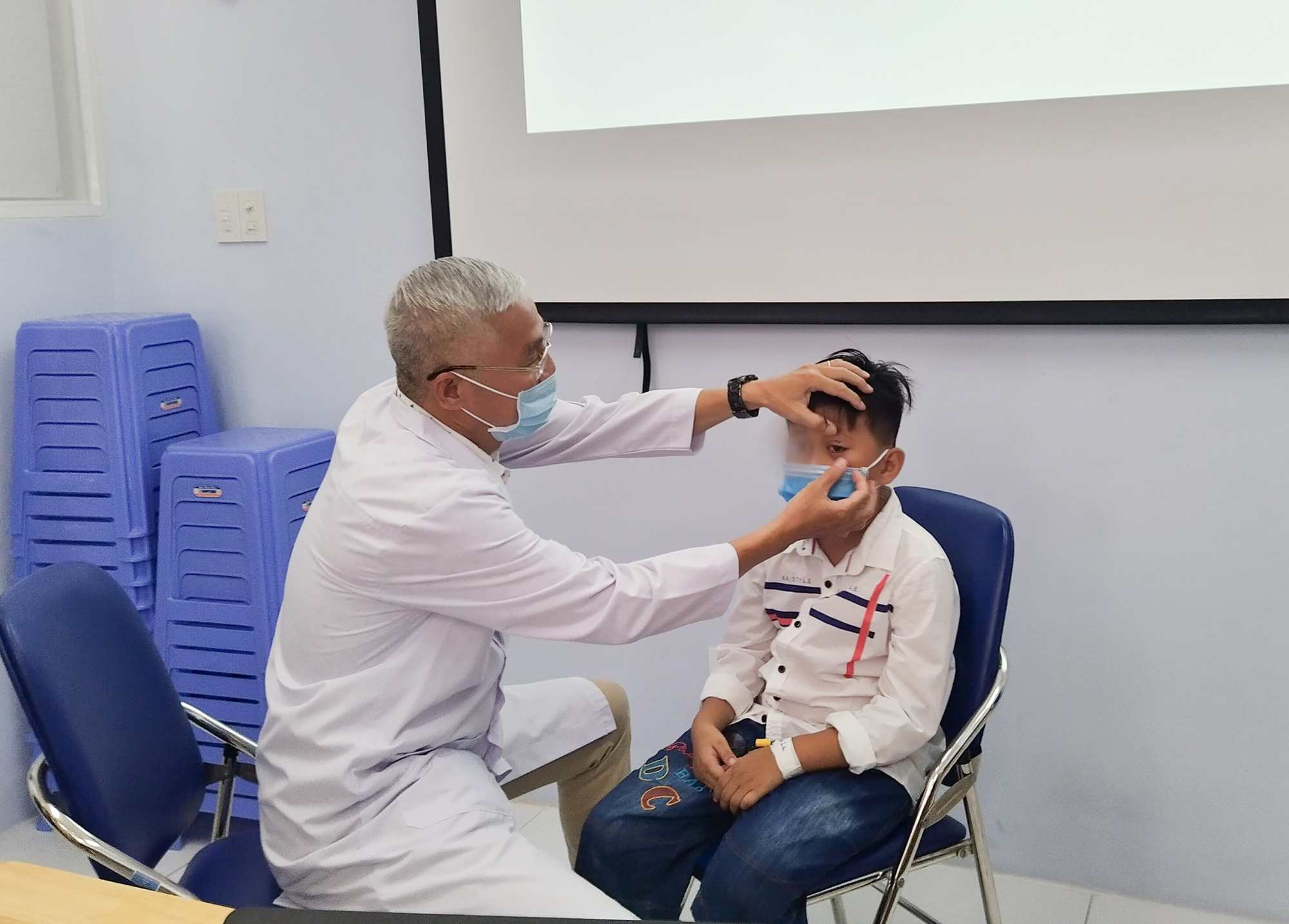 Nhãn cầu rời khỏi hốc mắt bé trai, bác sĩ áp dụng kiểu phẫu thuật chưa từng có để cứu