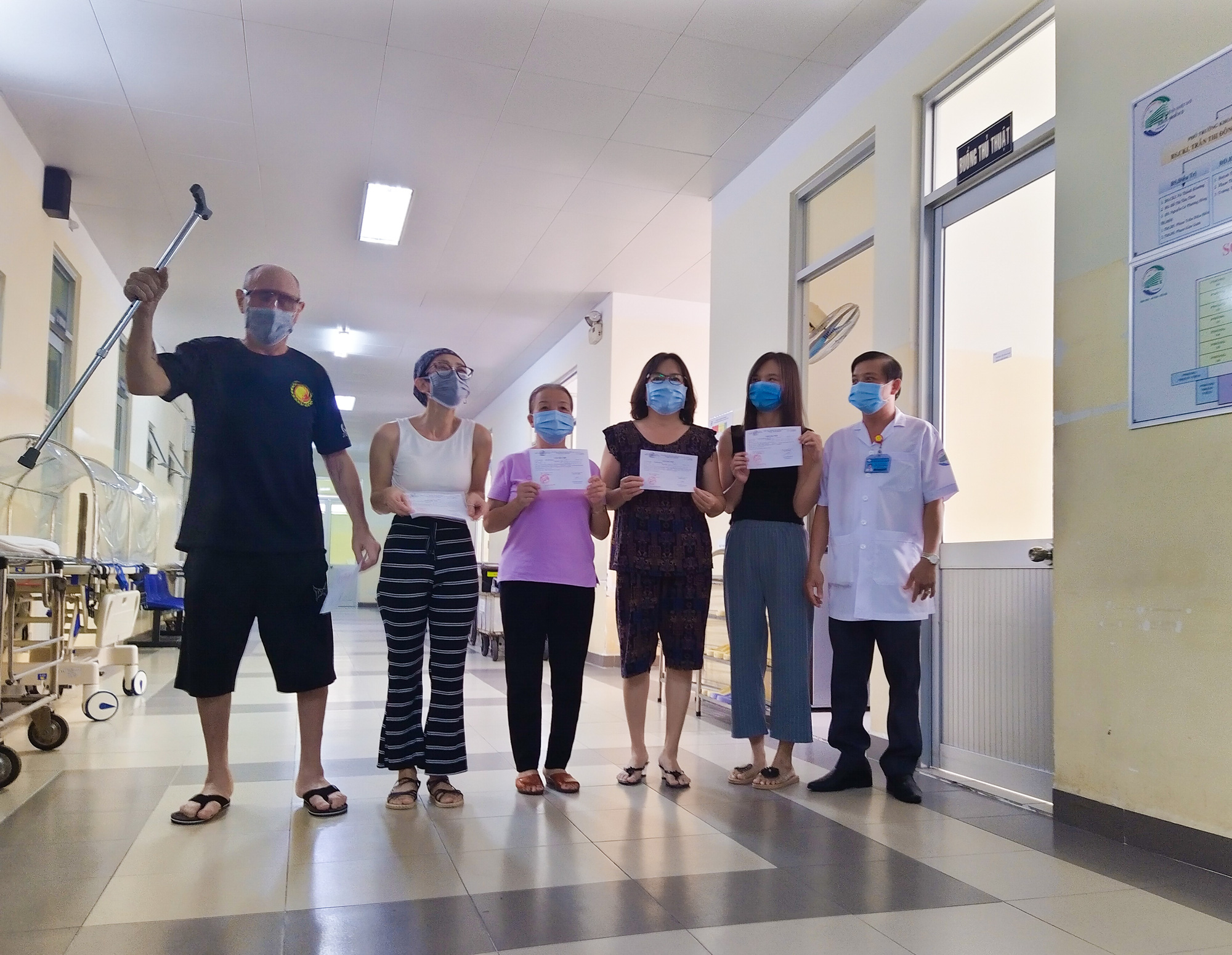 Võ sư Mỹ mắc Covid-19 nặng xuất viện, cầu hôn bệnh nhân 450