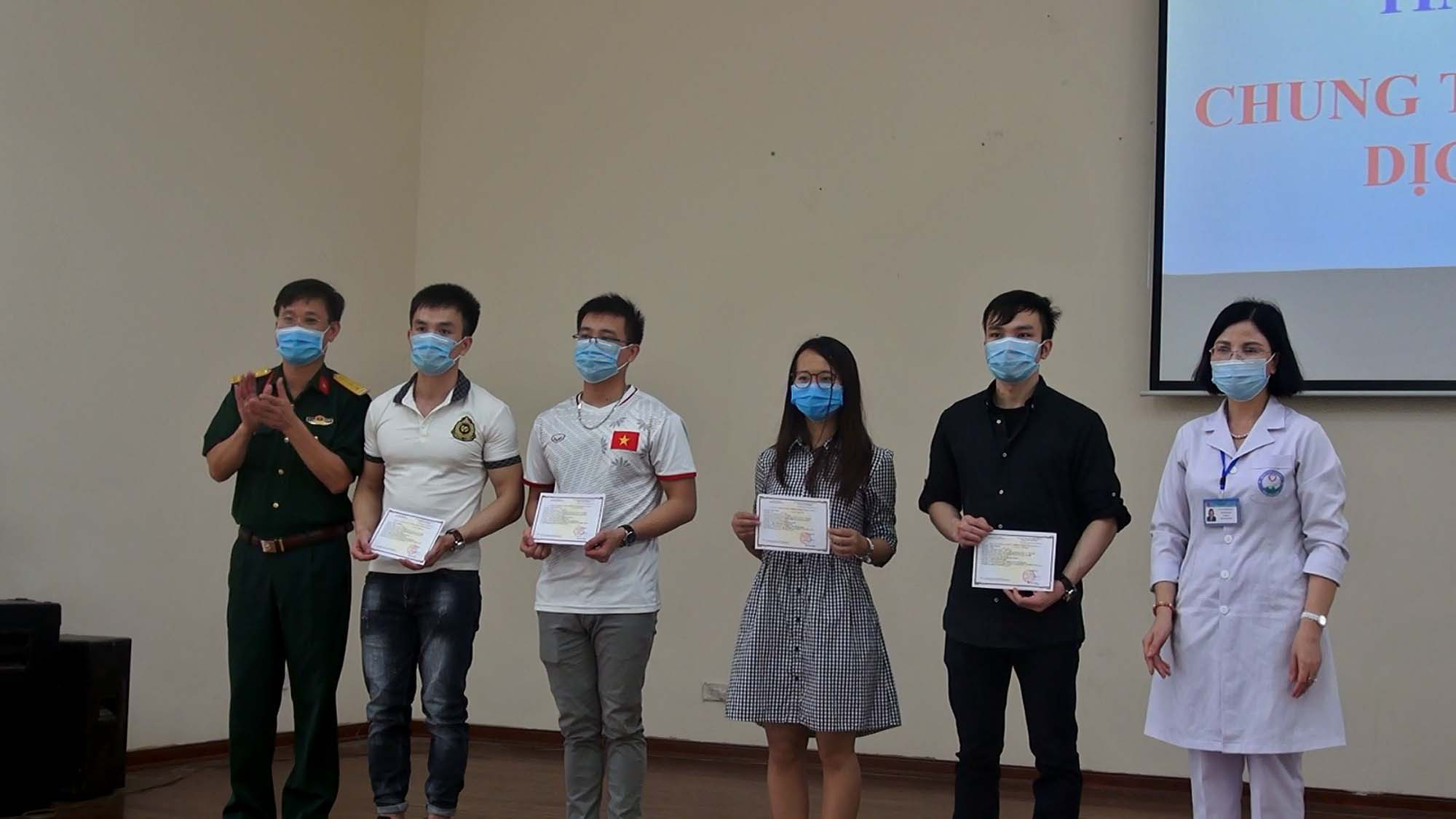 4 ca bệnh Covid-19 trở về từ Nga được xuất viện - Ảnh 1.
