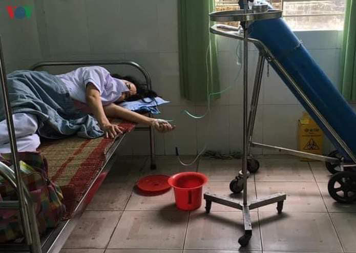 Nhân viên y tế ở Đà Nẵng ngất xỉu vì làm việc quá sức - Ảnh 1.