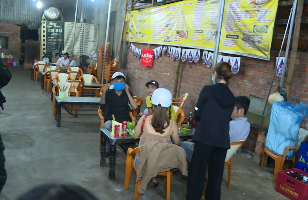 Đắk Lắk: Kiểm tra hàng quán bất chấp Covid-19 vẫn bày bán