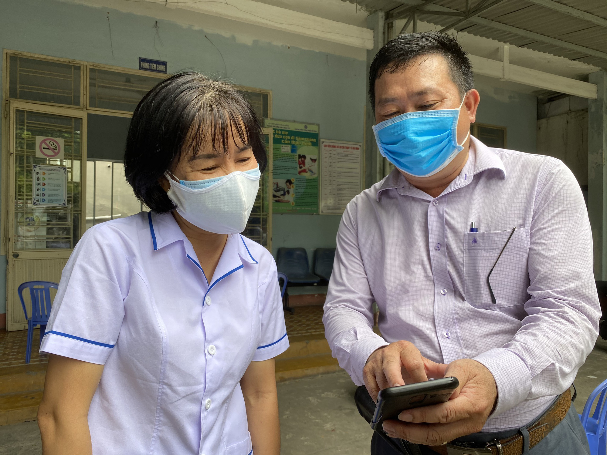 Nữ nh&acirc;n vi&ecirc;n y tế ngất xỉu v&igrave; qu&aacute; sức: Chỉ mong đủ sức khỏe c&ugrave;ng đồng nghiệp chống dịch Covid-19 - Ảnh 2.