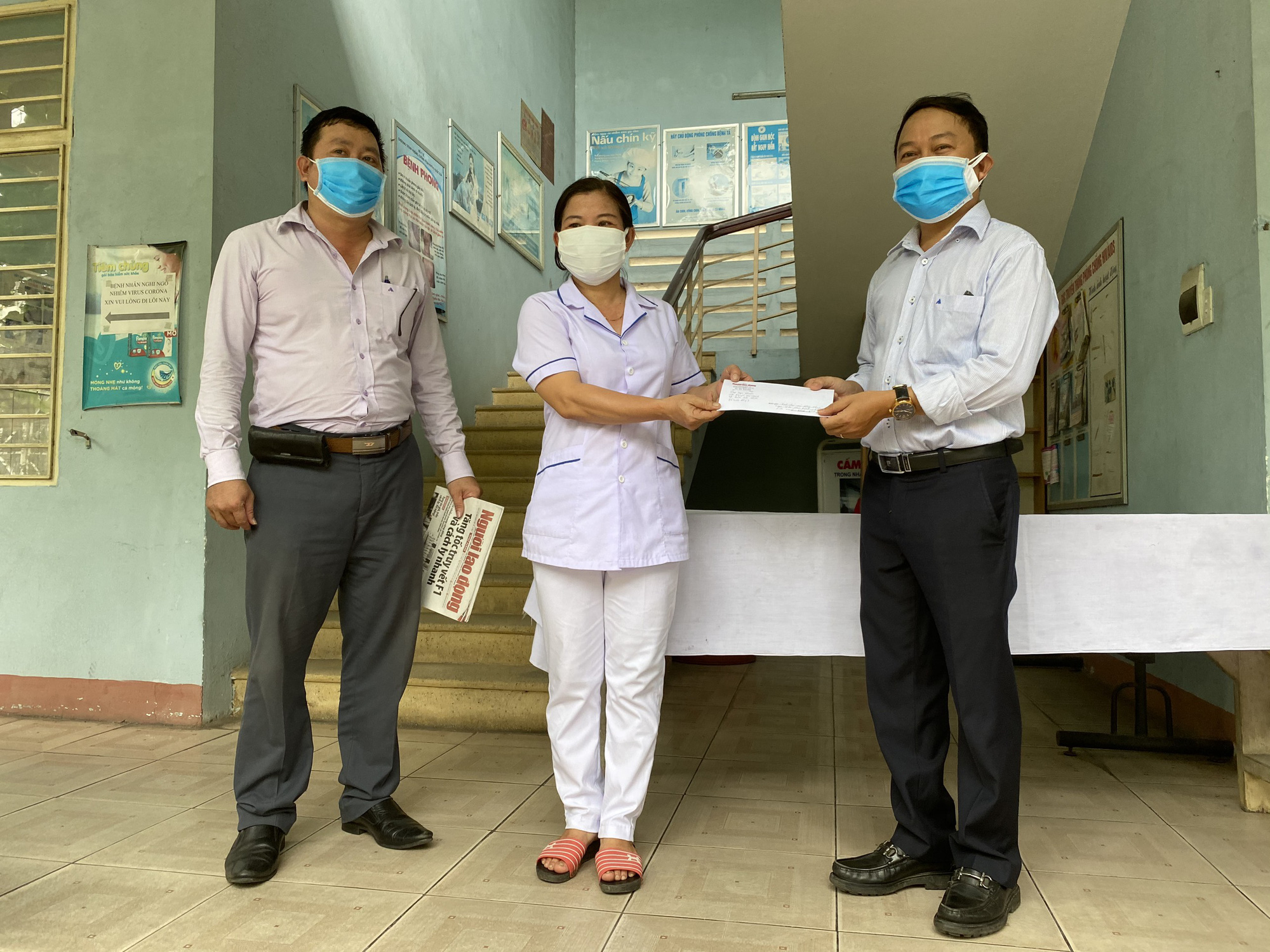 Nữ nh&acirc;n vi&ecirc;n y tế ngất xỉu v&igrave; qu&aacute; sức: Chỉ mong đủ sức khỏe c&ugrave;ng đồng nghiệp chống dịch Covid-19 - Ảnh 1.