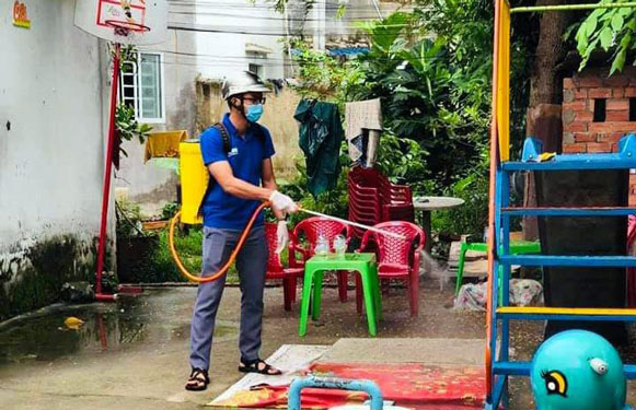 Phun thuốc sát khuẩn các khu lưu trú công nhân