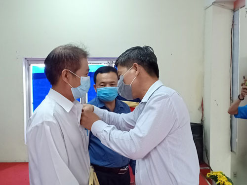 Trao kỷ niệm chương, khen thưởng lao động giỏi