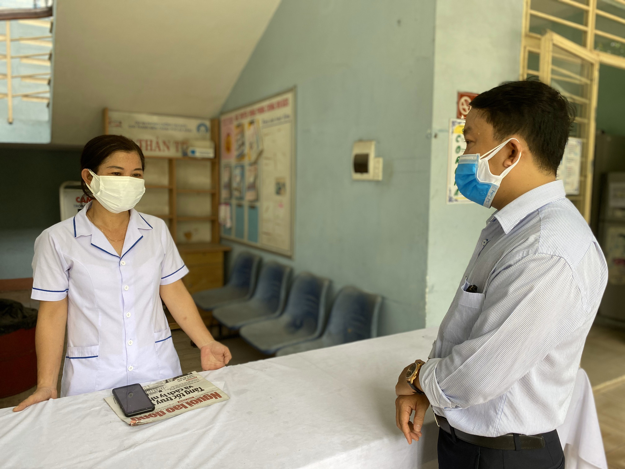 Nữ nh&acirc;n vi&ecirc;n y tế ngất xỉu v&igrave; qu&aacute; sức: Chỉ mong đủ sức khỏe c&ugrave;ng đồng nghiệp chống dịch Covid-19 - Ảnh 5.