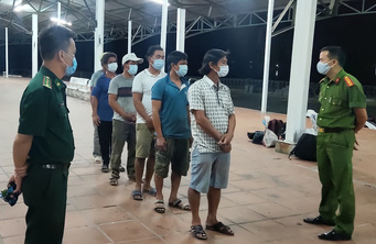 6 ngư dân đi bộ vòng theo biển ra Huế để trốn cách ly