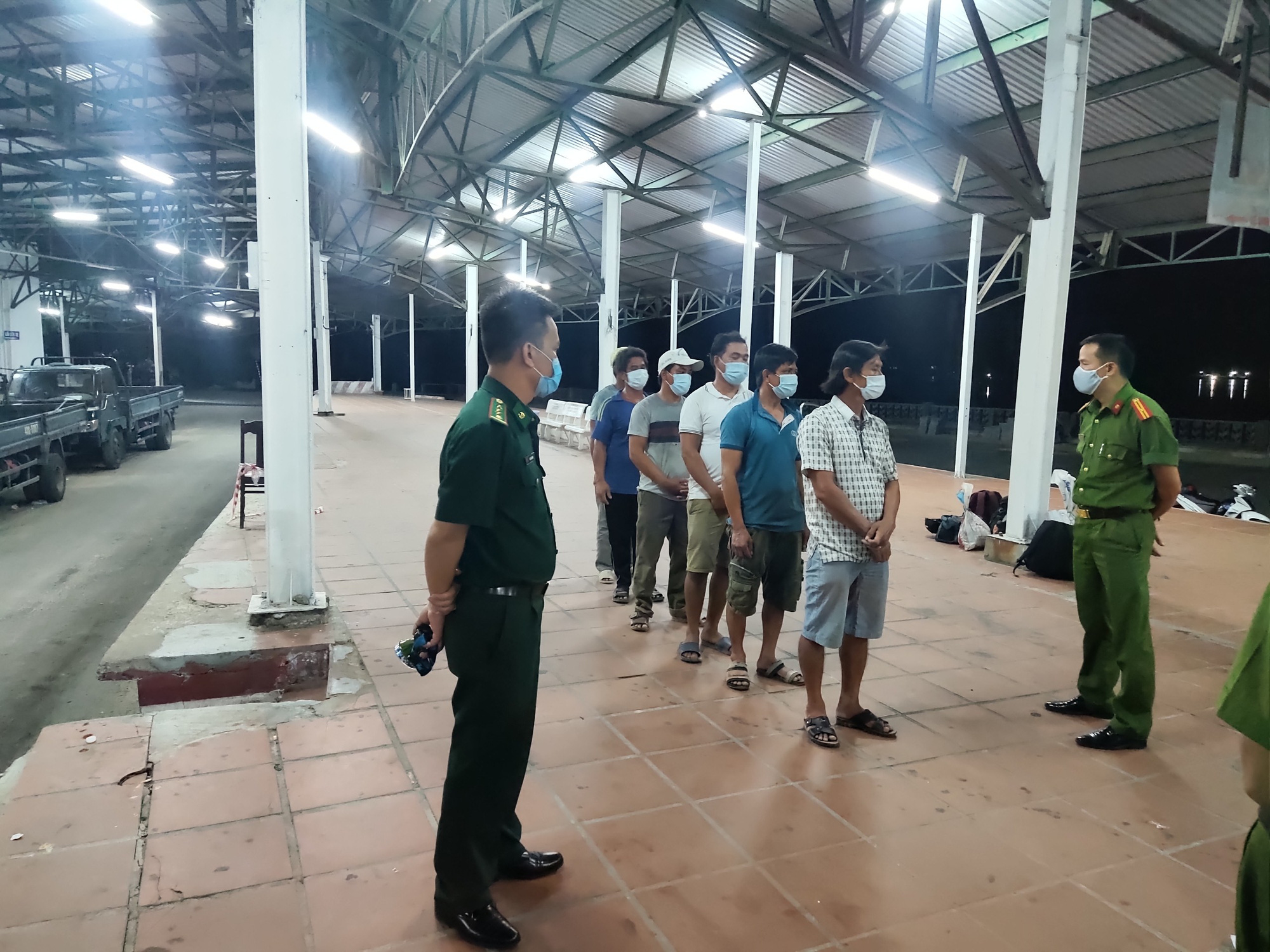 6 ngư d&acirc;n đi bộ v&ograve;ng theo biển ra Huế để trốn c&aacute;ch ly - Ảnh 1.