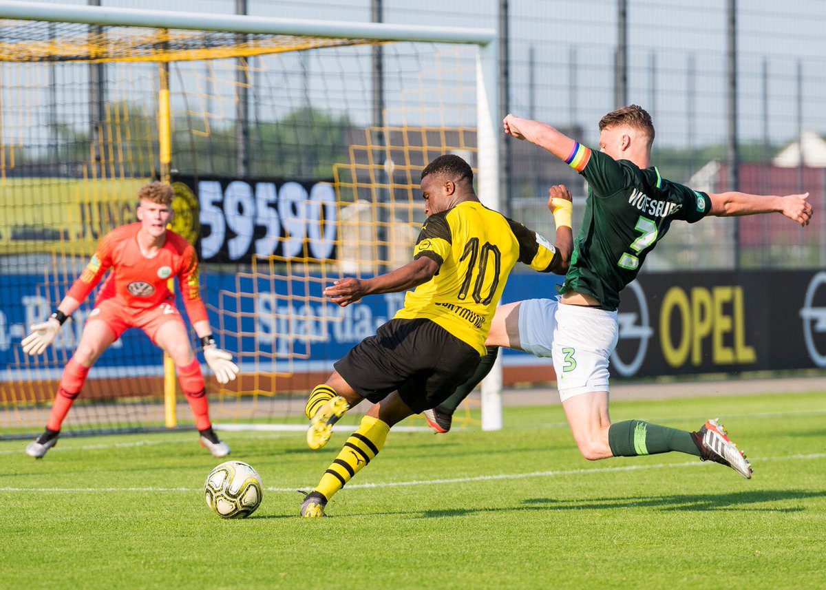Bundesliga sửa luật v&igrave; &ldquo;thần đồng&rdquo; Moukoko - Ảnh 2.