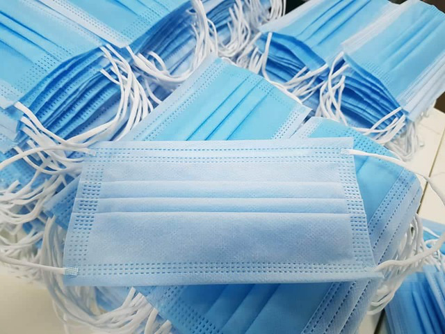 Khẩu trang đột ngột giảm gi&aacute;, d&acirc;n bu&ocirc;n lỗ nặng, kh&oacute;c th&eacute;t v&igrave; &ocirc;m h&agrave;ng - Ảnh 1.