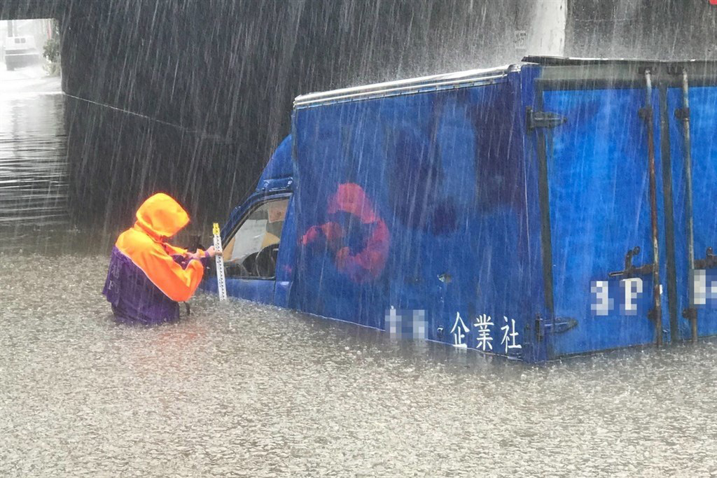 Trung Quốc: S&eacute;t đ&aacute;nh tr&uacute;ng t&ograve;a nh&agrave;, g&acirc;y &ldquo;mưa&rdquo; tia lửa - Ảnh 4.