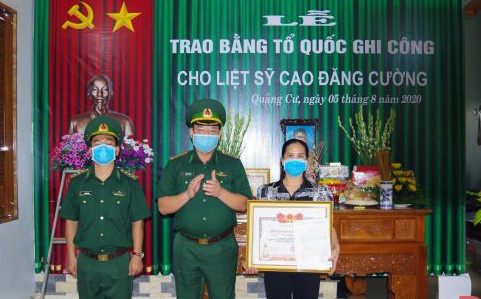 Thượng tá biên phòng hi sinh trong lúc giúp dân chống lũ được trao Bằng Tổ quốc ghi công