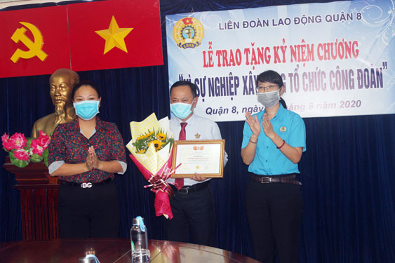 Trao kỷ niệm chương cho cán bộ quản lý, cán bộ Công đoàn