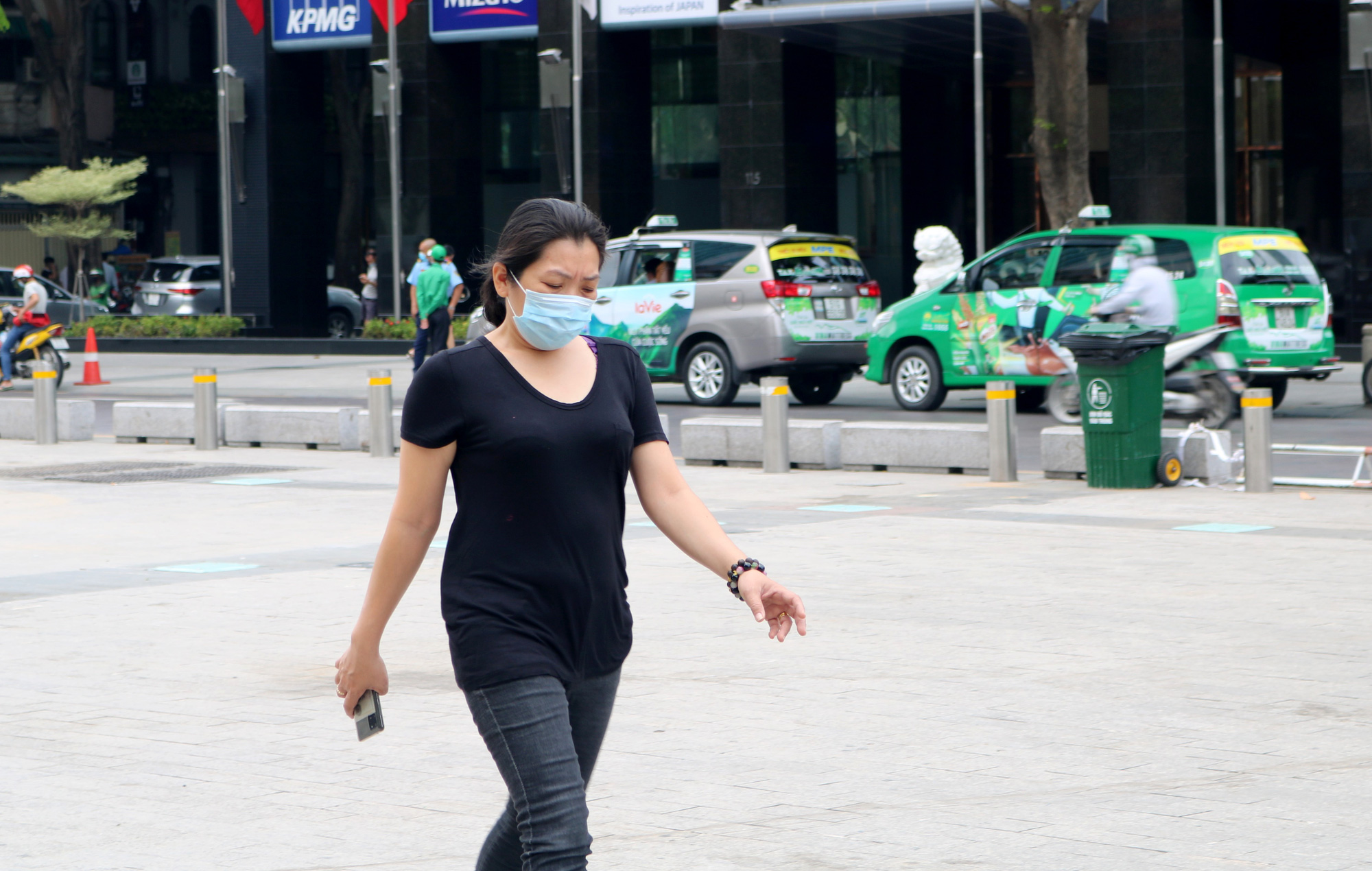 CLIP: Ngày đầu bắt buộc phải đeo khẩu trang nơi công cộng ở TP HCM - Ảnh 3.