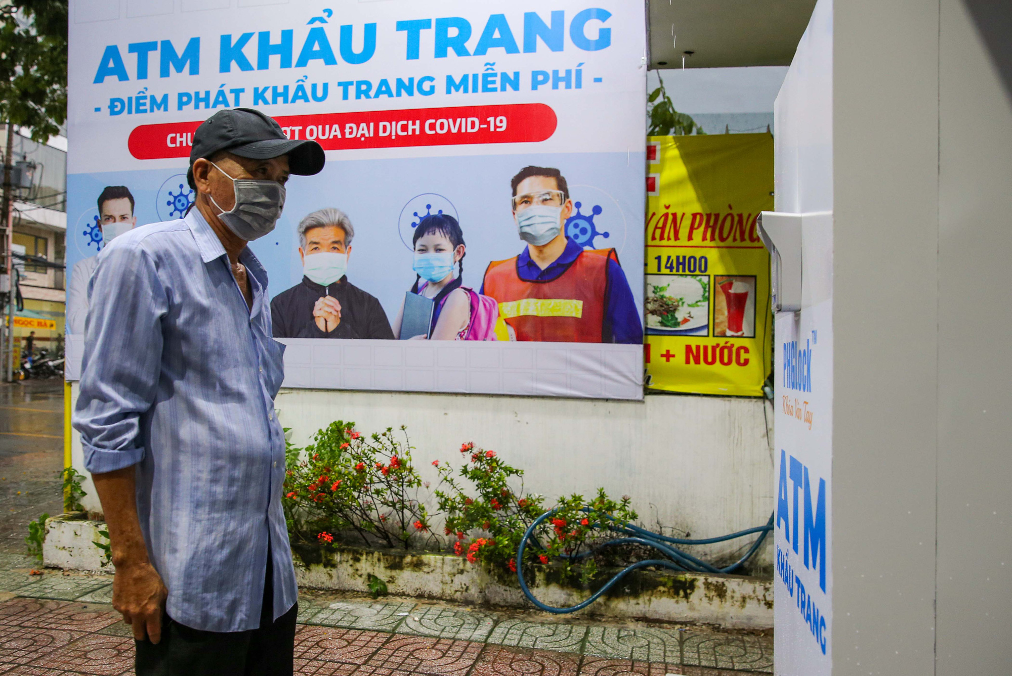 Cha đẻ “ATM gạo” chế tạo “ATM khẩu trang” phát miễn phí - Ảnh 1.