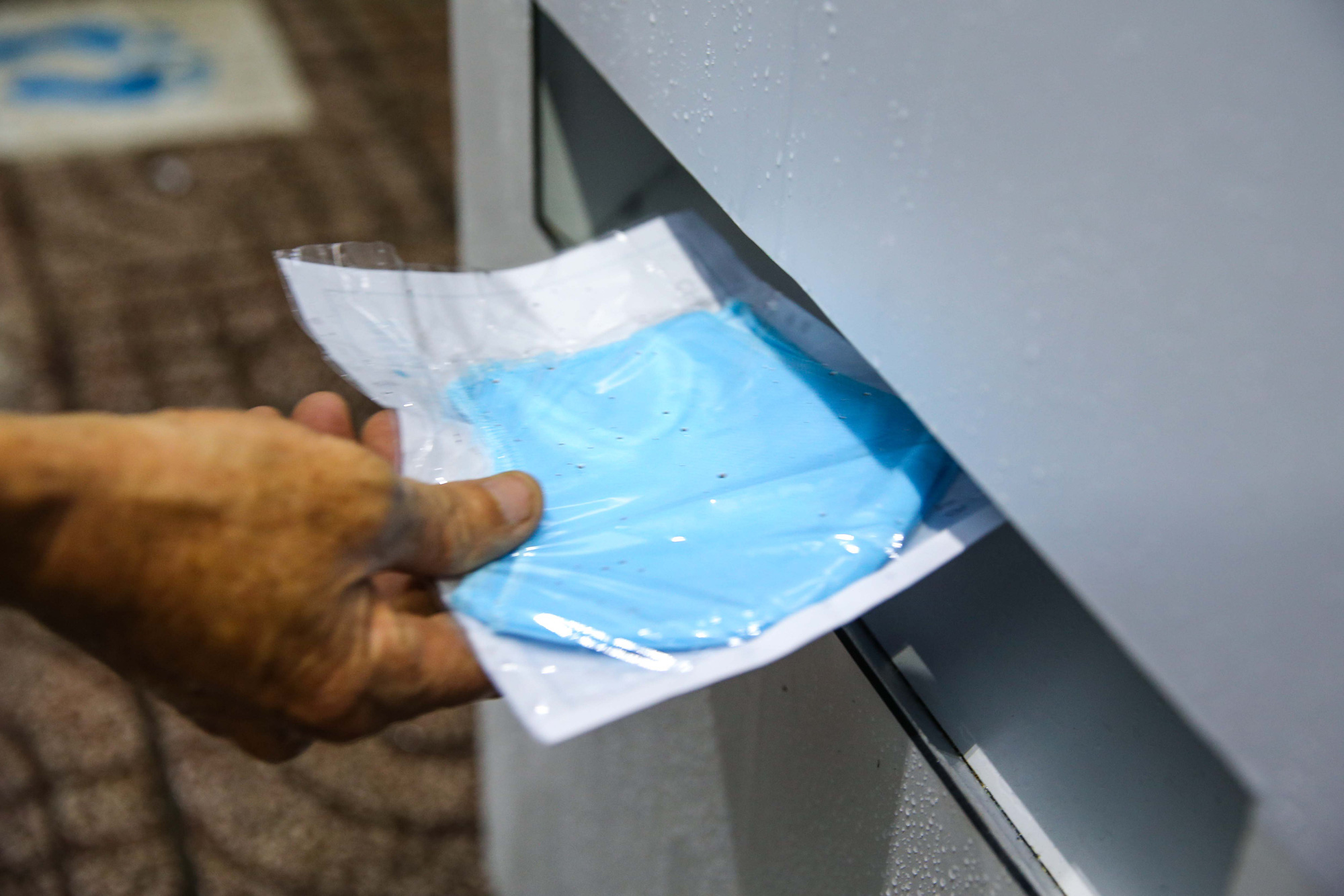 Cha đẻ “ATM gạo” chế tạo “ATM khẩu trang” phát miễn phí - Ảnh 3.