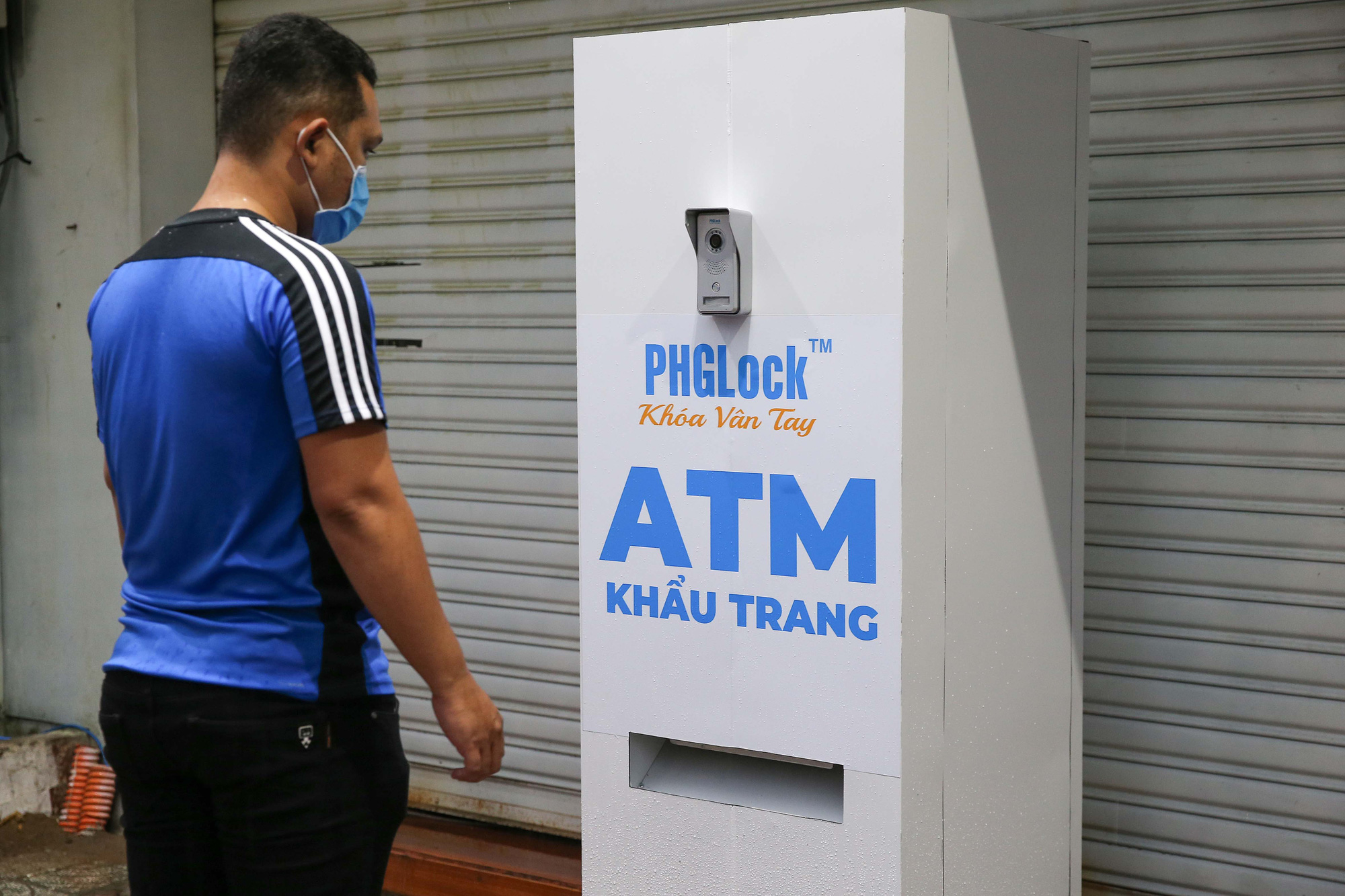 Cha đẻ “ATM gạo” chế tạo “ATM khẩu trang” phát miễn phí - Ảnh 4.