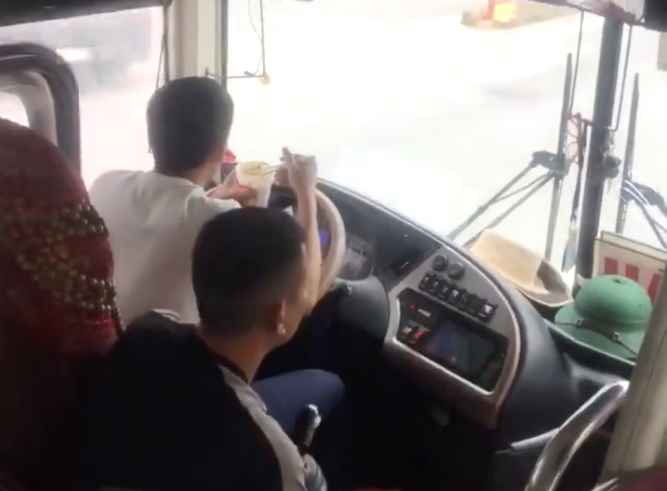 CLIP: Thót tim tài xế xe khách giường nằm ăn mì tôm trong lúc lái xe tốc độ cao