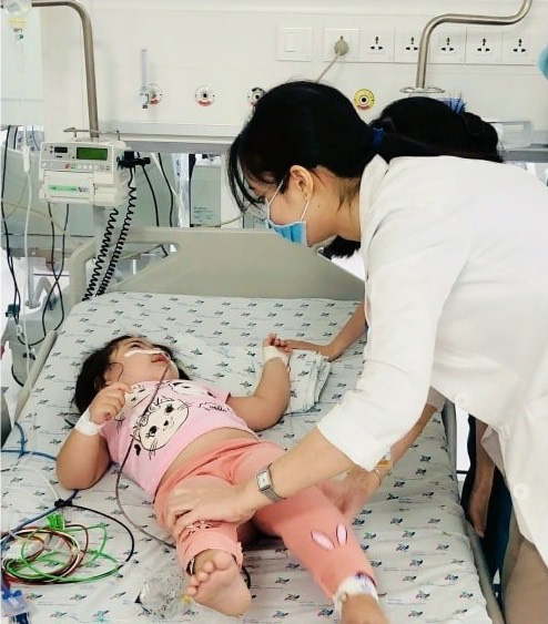Bà trộn cơm bẫy chuột, cháu ăn nhầm đi cấp cứu