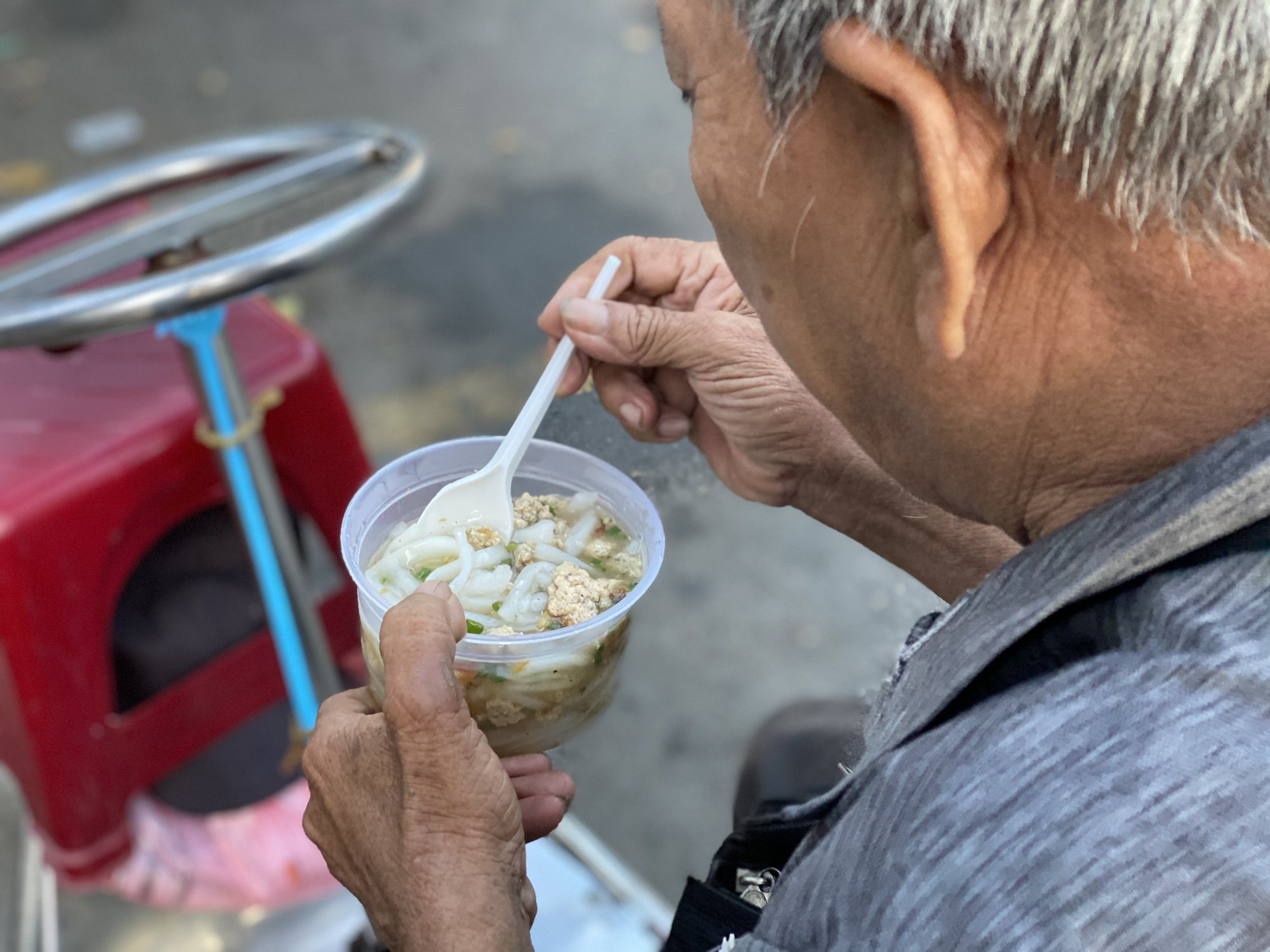 Hành động đẹp của cậu bé 10 tuổi ở góc đường An Dương Vương, quận 5 - Ảnh 5.
