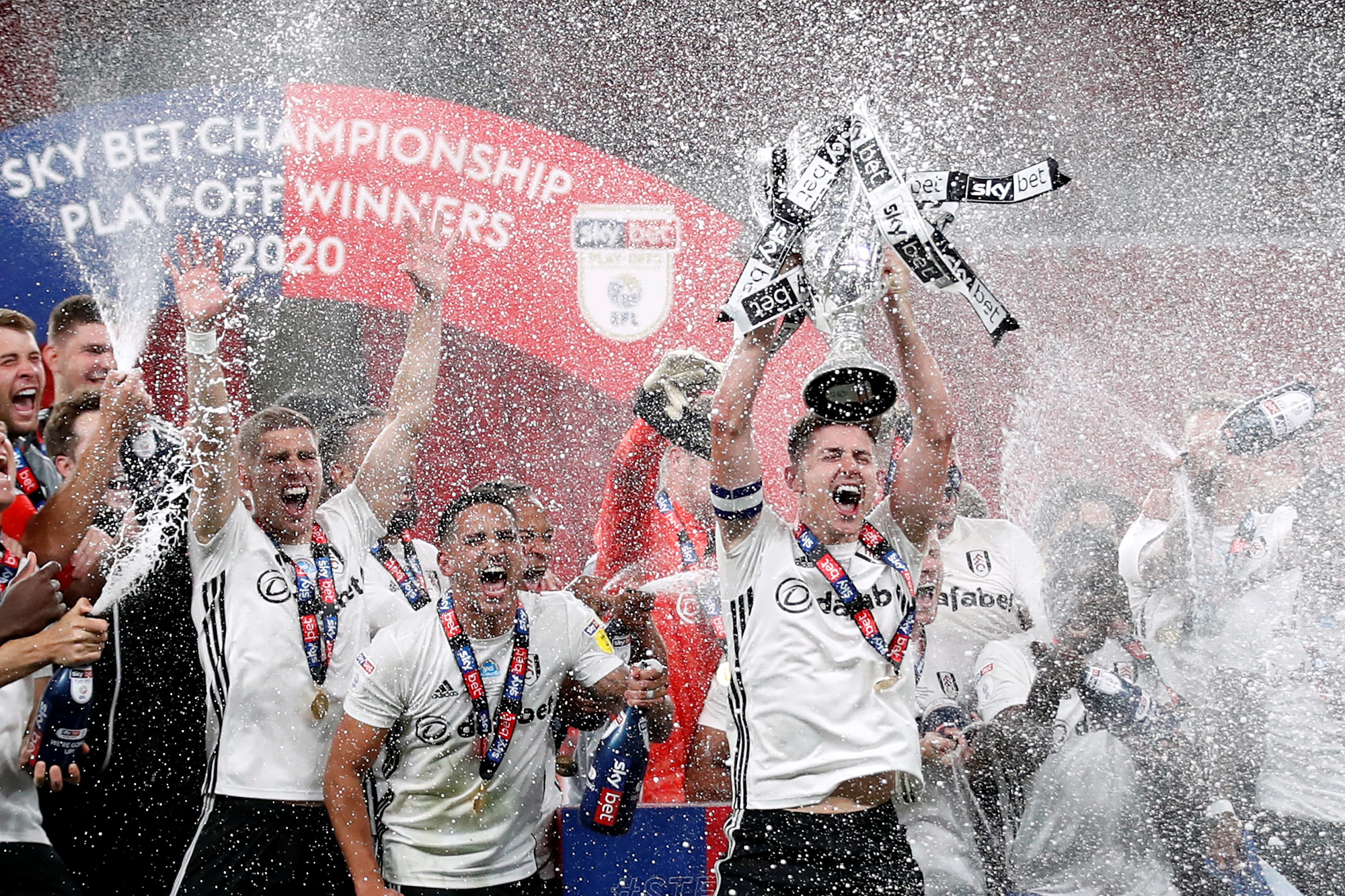 Siêu phẩm ngỡ ngàng, Fulham đại thắng trận cầu 170 triệu bảng
