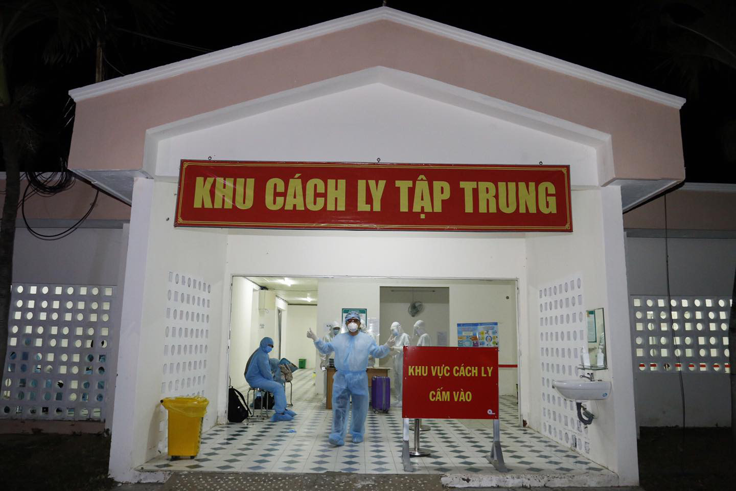 TP HCM: Hai bệnh viện dã chiến tiếp nhận 80 người có triệu chứng hô hấp - Ảnh 1.