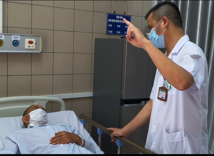 Hai người đàn ông nguy kịch vì uống rượu "trôi nổi"
