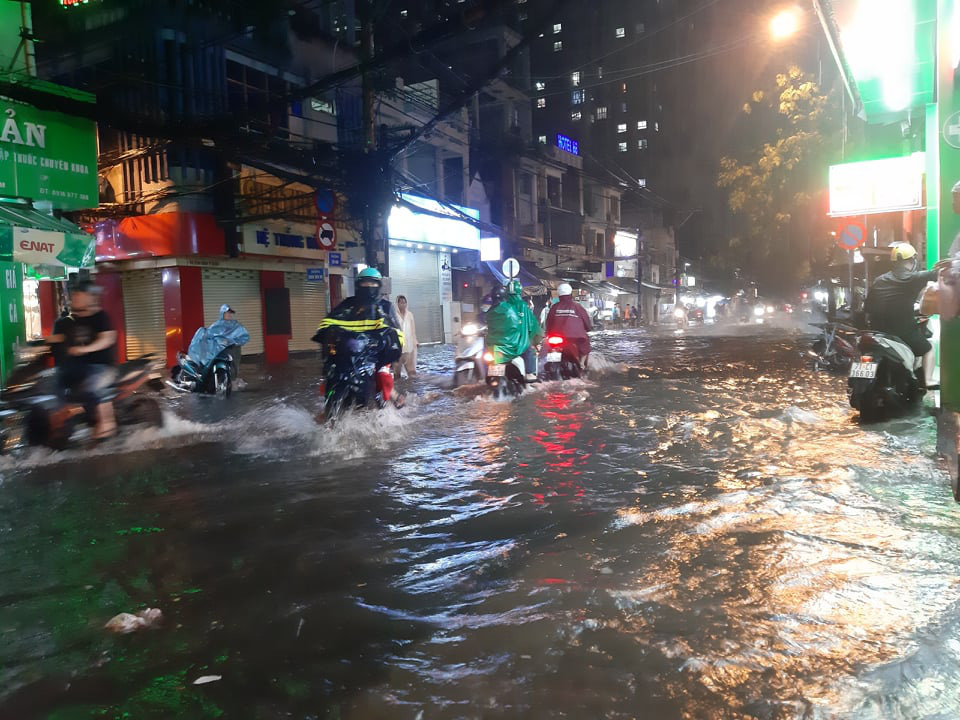 Lần đầu tiên ứng dụng cảnh báo ngập TP HCM phát thông báo khẩn cho người dân