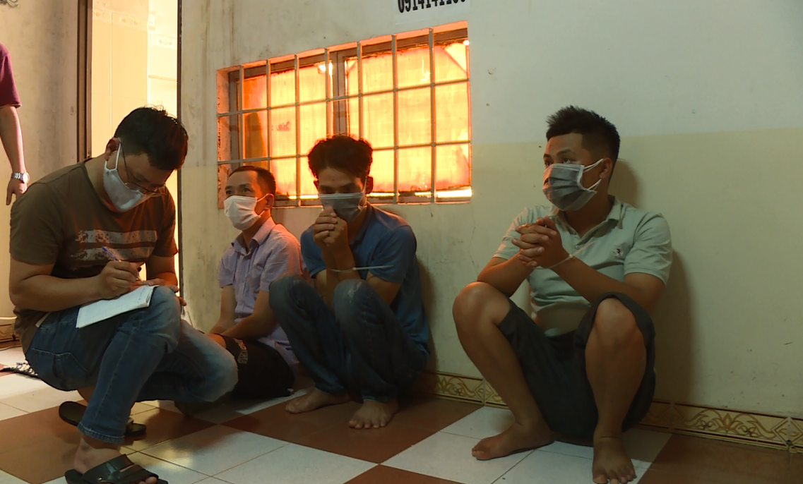 Công an đột kích nhà nghỉ, triệt phá sòng bạc lớn giữa mùa dịch - Ảnh 3.