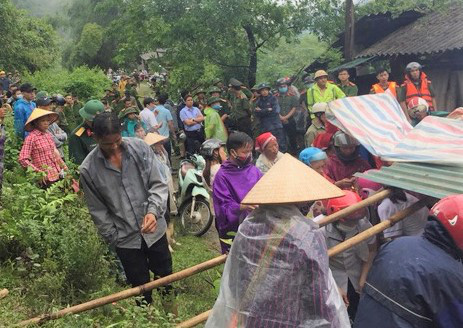 Sạt lở núi vùi lấp 2 vợ chồng đang ngủ