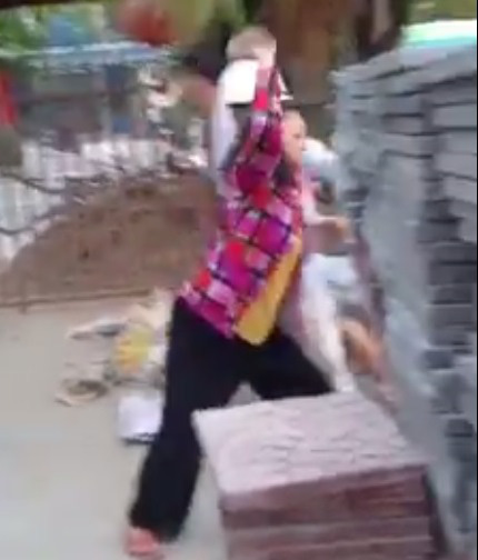 Xây nhà trái phép trong mùa dịch, một gia đình dùng gạch tấn công Công an phường - Ảnh 1.