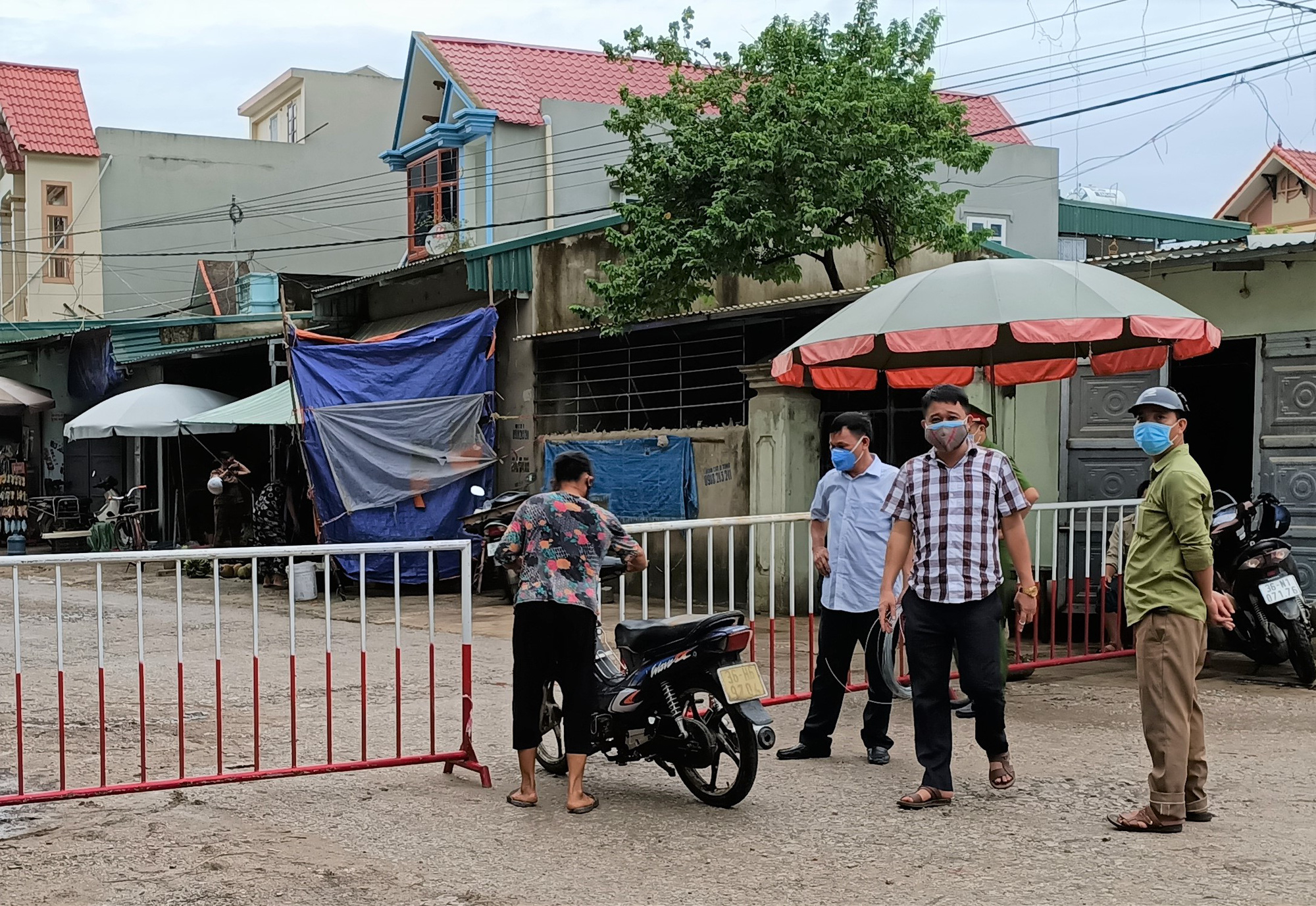 Chủ tịch tỉnh Thanh H&oacute;a y&ecirc;u cầu đ&igrave;nh chỉ 2 c&aacute;n bộ TP Sầm Sơn lơ l&agrave; chống dịch Covid-19 - Ảnh 2.