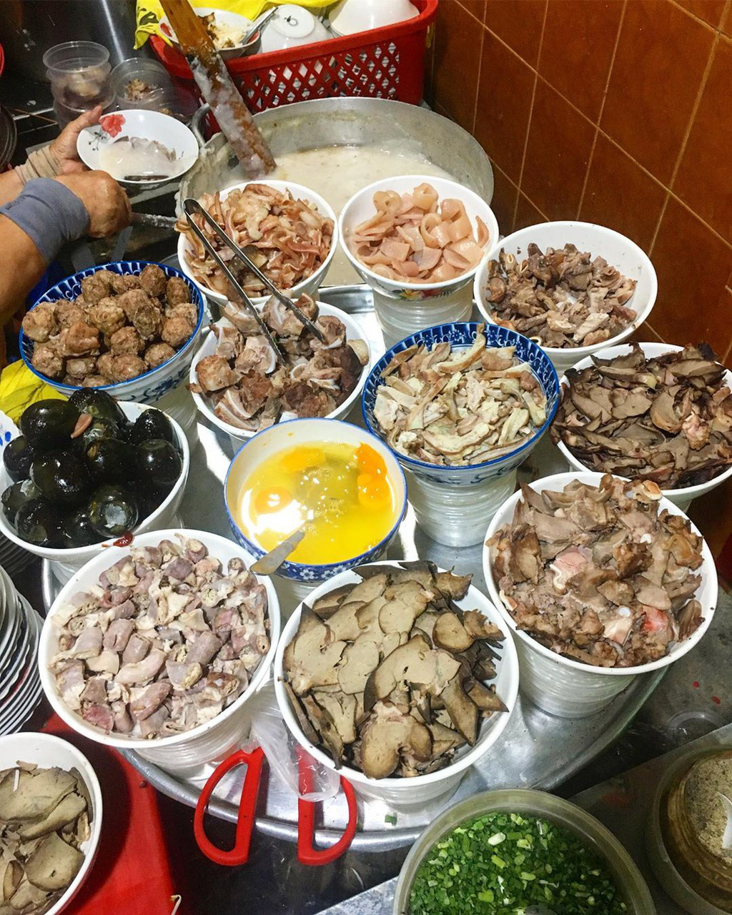4 m&oacute;n ăn khuya h&uacute;t kh&aacute;ch v&agrave;o ng&agrave;y mưa ở TP HCM - Ảnh 1.