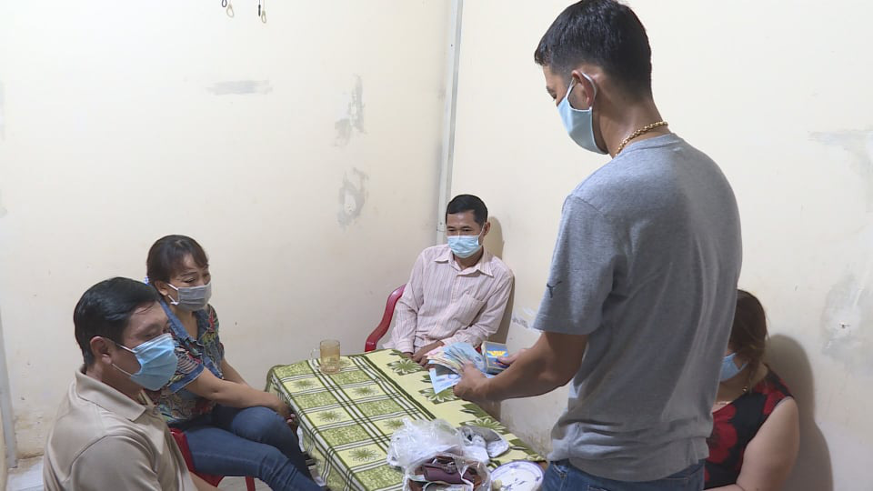 Xây riêng 1 căn phòng với 5 lớp cửa để đánh bạc vẫn không thoát