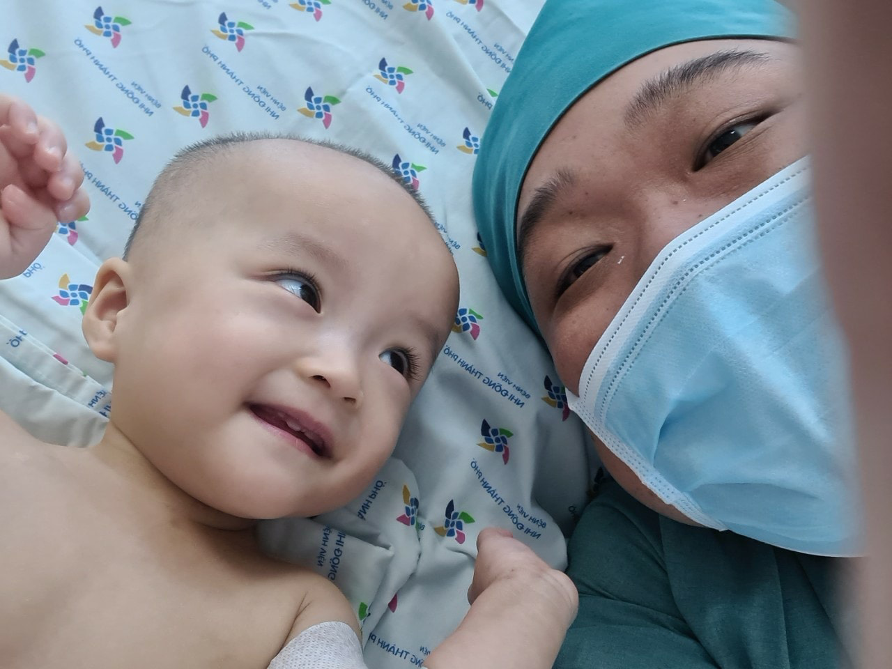 Bắt đầu cắt bột dịch chuyển xương chậu 2 b&eacute; Tr&uacute;c Nhi-Diệu Nhi - Ảnh 1.
