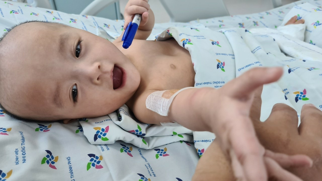 Bắt đầu cắt bột dịch chuyển xương chậu 2 bé Trúc Nhi-Diệu Nhi