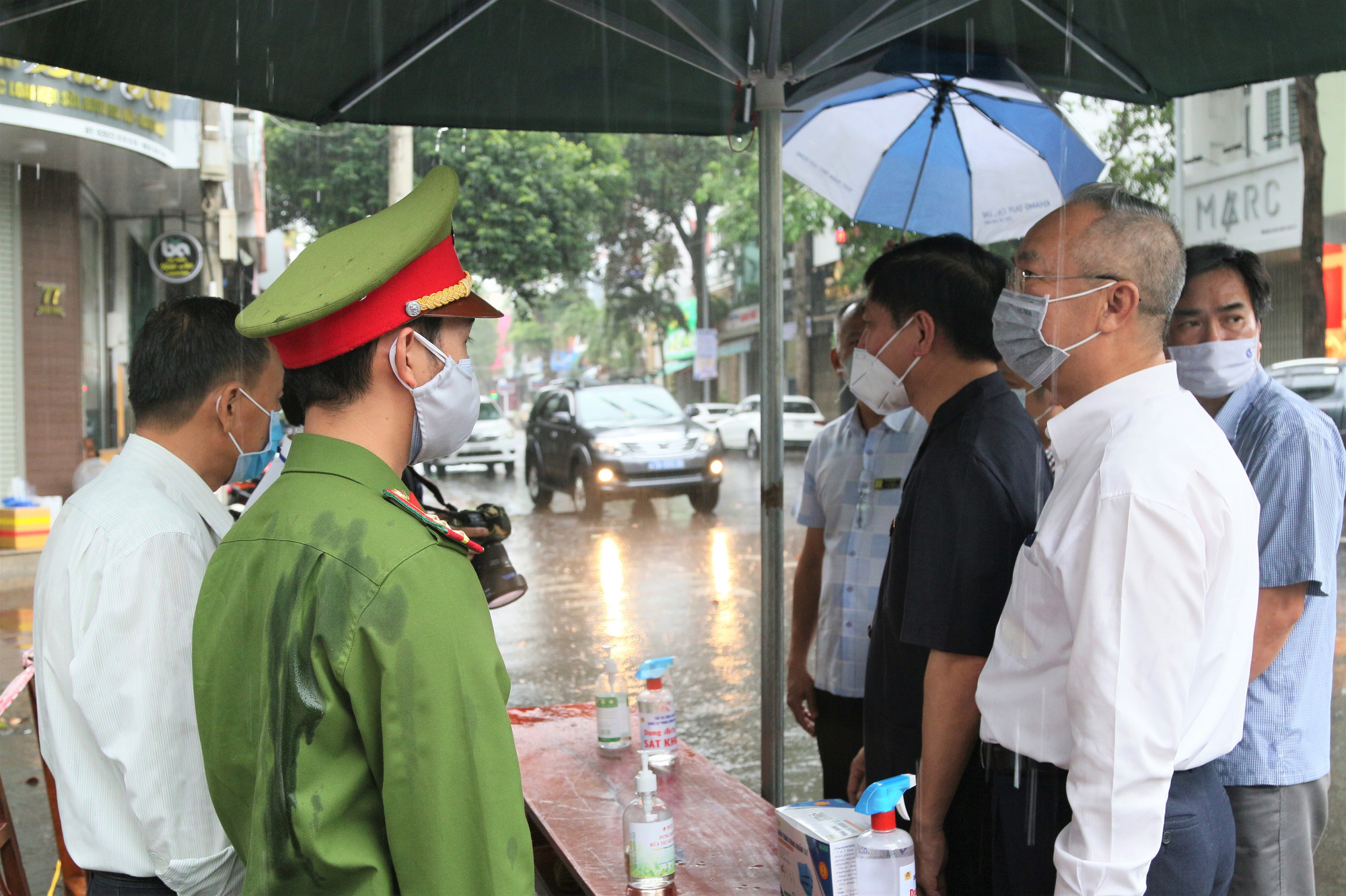 Bí thư Tỉnh ủy Đắk Lắk vào khu cách ly Covid-19 thăm hỏi, tặng quà