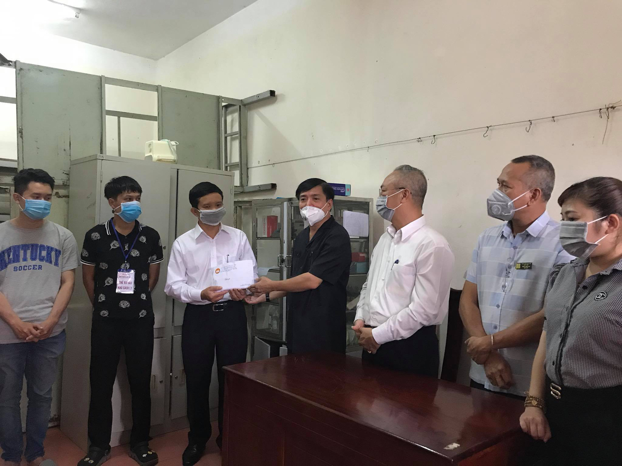 B&iacute; thư Tỉnh ủy B&ugrave;i Văn Cường v&agrave;o khu c&aacute;ch ly Covid-19 thăm hỏi, tặng qu&agrave; - Ảnh 1.