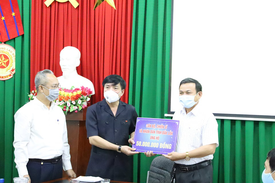 B&iacute; thư Tỉnh ủy B&ugrave;i Văn Cường v&agrave;o khu c&aacute;ch ly Covid-19 thăm hỏi, tặng qu&agrave; - Ảnh 2.