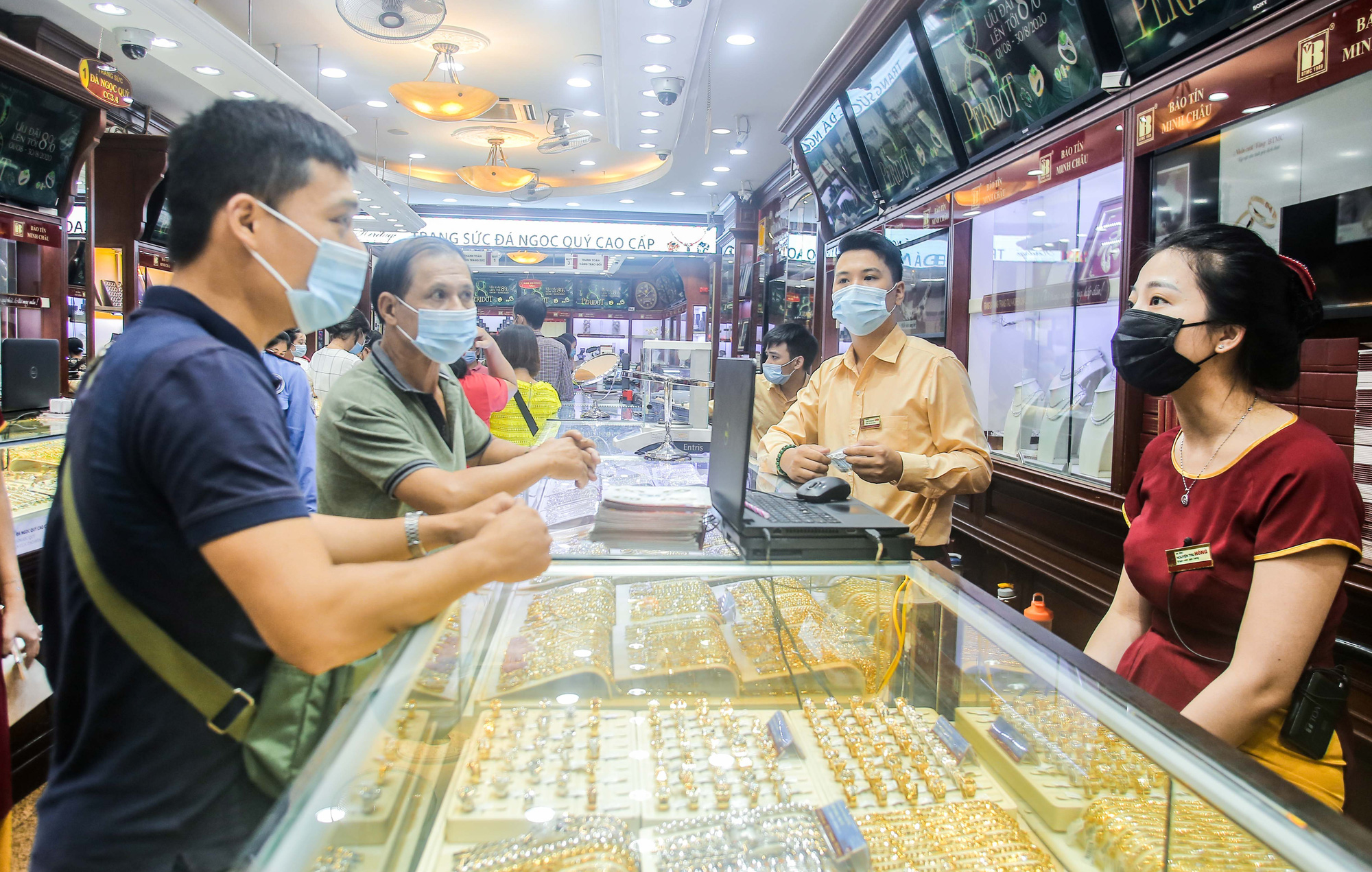Gi&aacute; v&agrave;ng vượt mốc 62 triệu đồng/lượng: Người d&acirc;n tấp nập mua b&aacute;n - Ảnh 15.