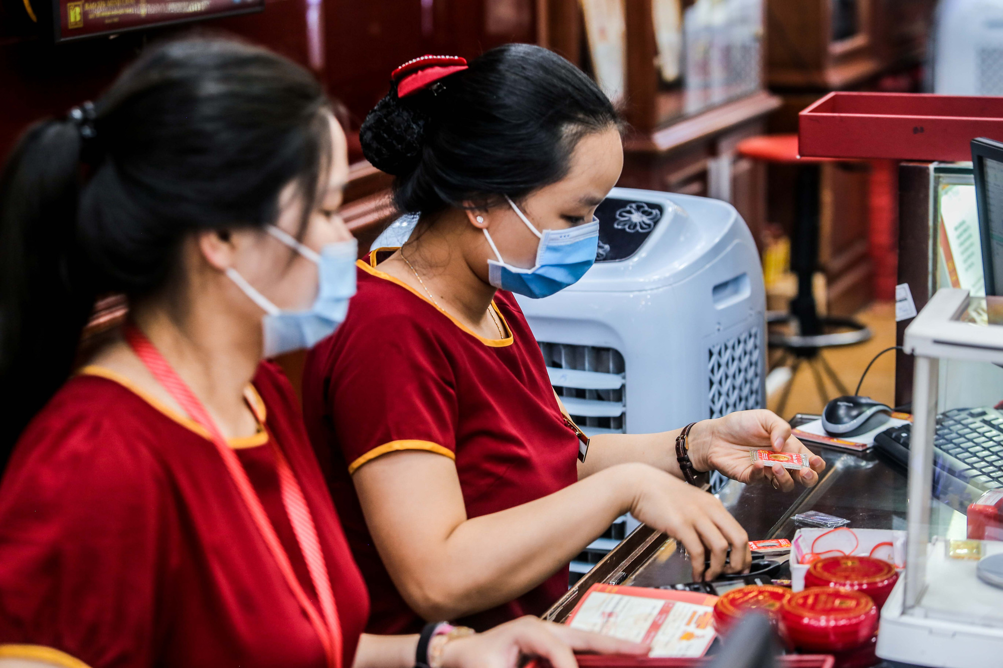 Gi&aacute; v&agrave;ng vượt mốc 62 triệu đồng/lượng: Người d&acirc;n tấp nập mua b&aacute;n - Ảnh 9.