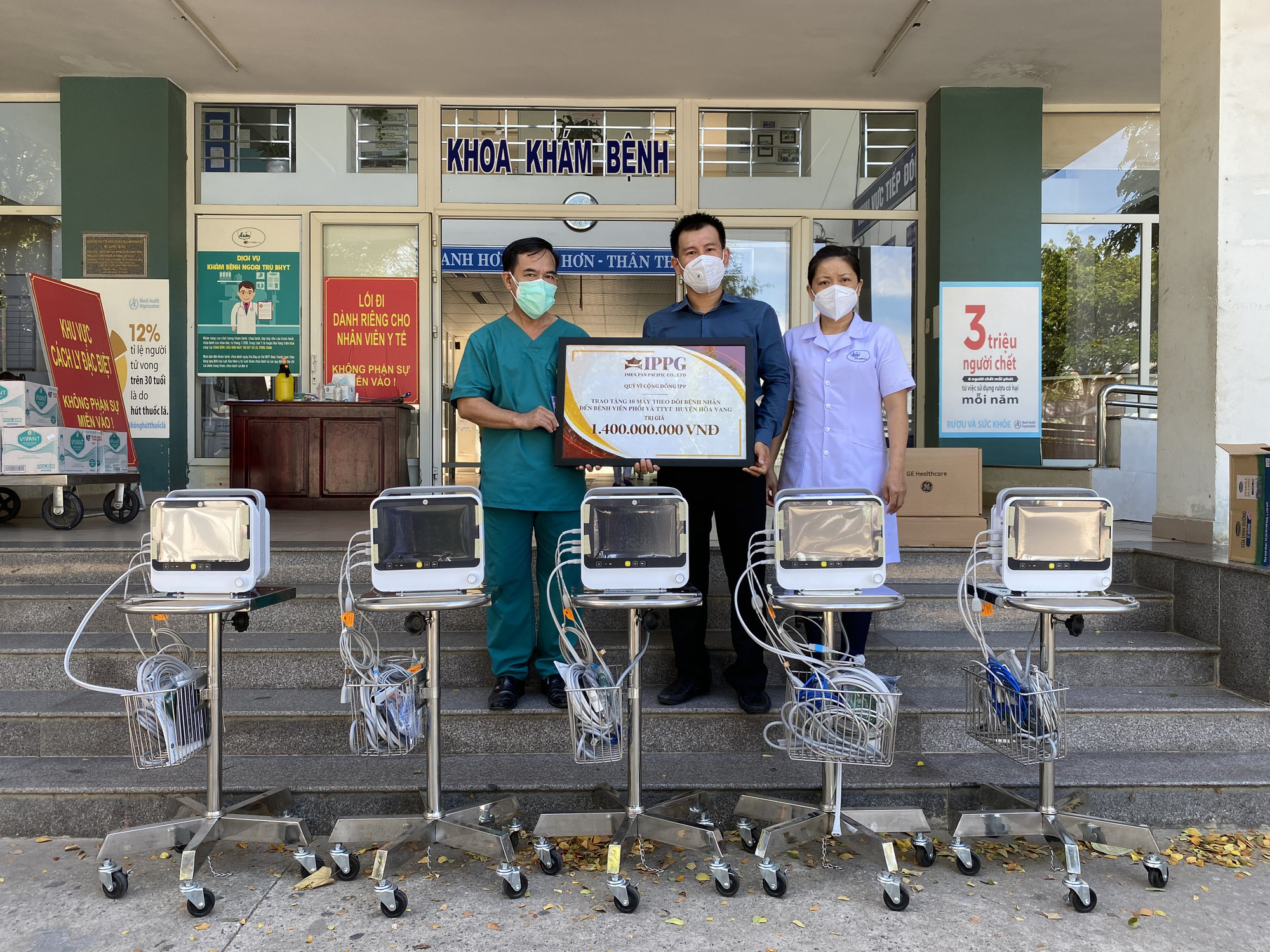 Doanh nh&acirc;n Johnathan Hạnh Nguyễn trao tặng  10 m&aacute;y theo d&otilde;i bệnh nh&acirc;n cho Đ&agrave; Nẵng  - Ảnh 2.